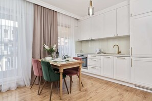 Fridge, oven, stovetop, dishwasher