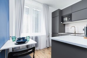 Kühlschrank, Mikrowelle, Herdplatte, Wasserkocher mit Kaffee-/Teezubehör