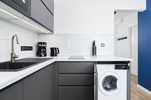 Kühlschrank, Mikrowelle, Herdplatte, Wasserkocher mit Kaffee-/Teezubehör