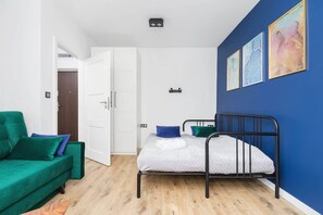 Een strijkplank/strijkijzer, wifi, beddengoed