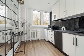 Fridge, microwave, stovetop, dishwasher