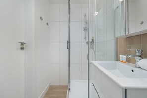 Shower, shampoo