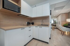 Réfrigérateur, micro-ondes, plaque de cuisson, lave-vaisselle