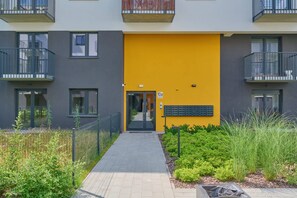 Exterior - Stylish Apartment with Balcony | Parking and Air Conditioning (Wrocław)