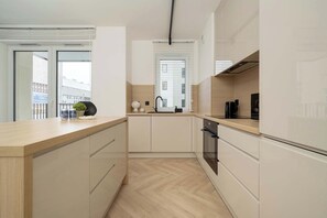 Réfrigérateur, micro-ondes, four, plaque de cuisson