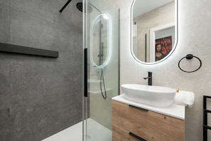 Shower, hair dryer, towels, shampoo