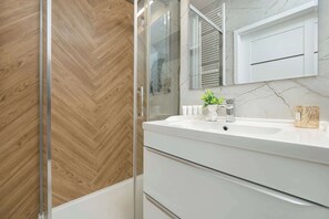 Bruser, hårtørrer, håndklæder