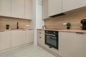 Kjøleskap, mikrobølgeovn, ovn og kokeplater