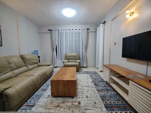 經典公寓, 城市景觀 | 起居區 | 32-吋智慧型電視，提供數位頻道