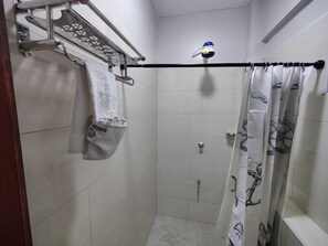 經典公寓, 城市景觀 | 浴室 | 淋浴設備、免費盥洗用品、拖鞋、毛巾