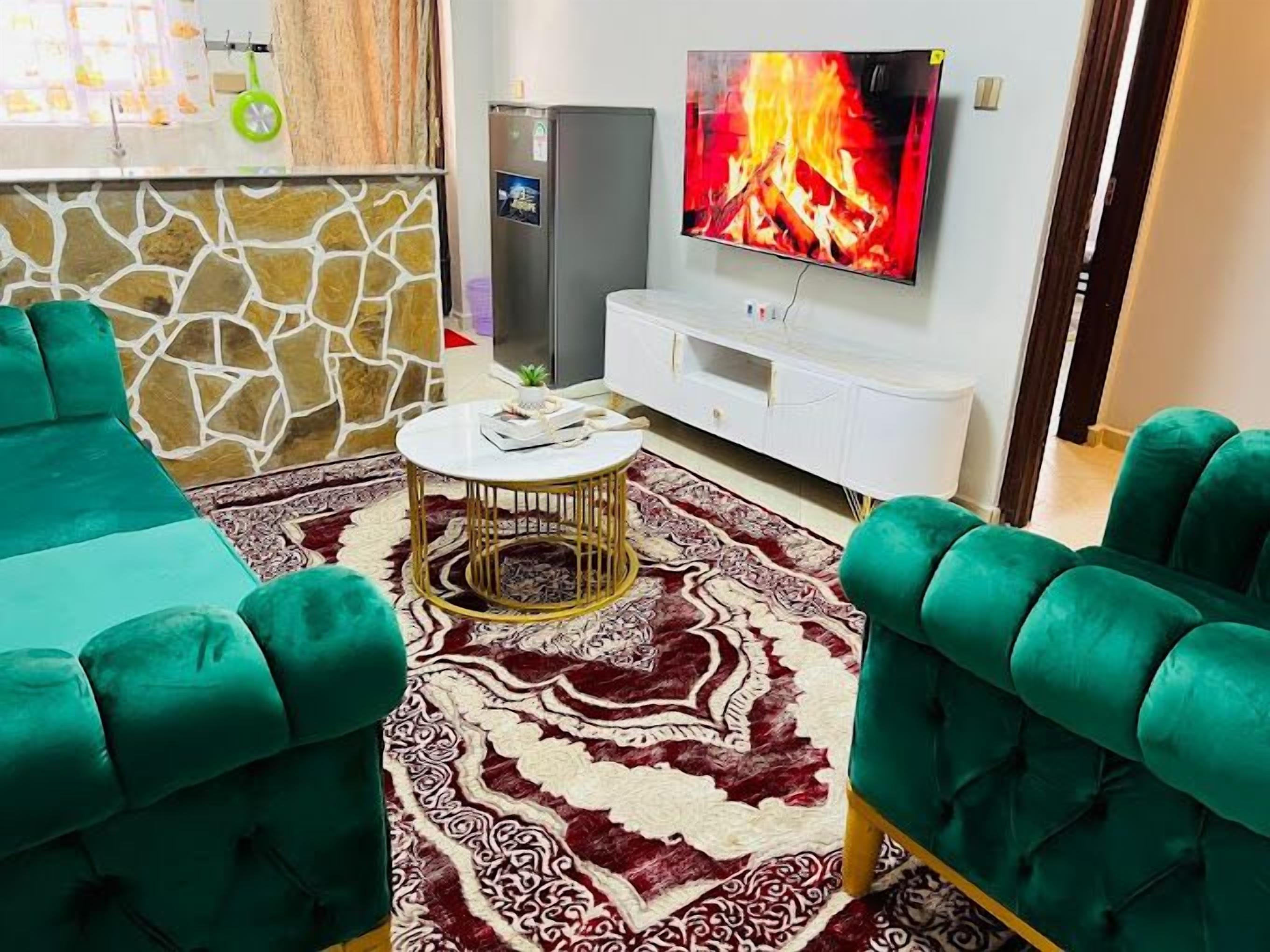 Apartamento clásico, vistas a la ciudad | Zona de estar | Smart TV de 32 pulgadas con canales digitales