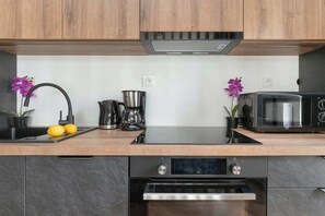 Fridge, microwave, oven, stovetop