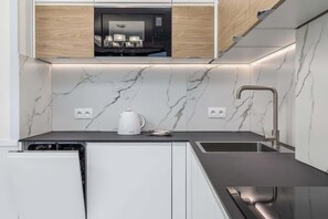 Fridge, microwave, stovetop, dishwasher