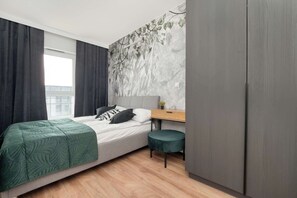 2 bedrooms, desk, iron/ironing board, WiFi