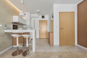 ثلاجة، ميكروويف، موقد طهي مسطح، ماكينة لصنع القهوة/الشاي