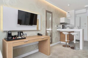 ثلاجة، ميكروويف، موقد طهي مسطح، ماكينة لصنع القهوة/الشاي