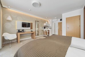 مكتب ومكواة/لوح كي وواي فاي وملاءات أسرّة