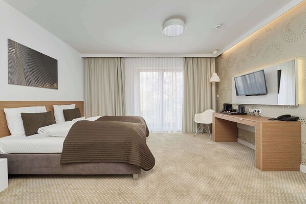 مكتب ومكواة/لوح كي وواي فاي وملاءات أسرّة