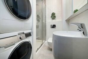 Shower, hair dryer, towels, shampoo - Modern Apartment | Balcony | Close to Manufaktura (Łódź)