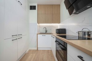 Frigorífic, microones, forn i placa de cuina 