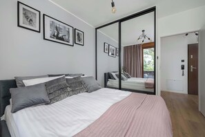 Tabla de planchar con plancha, cuna de viaje, wifi y ropa de cama