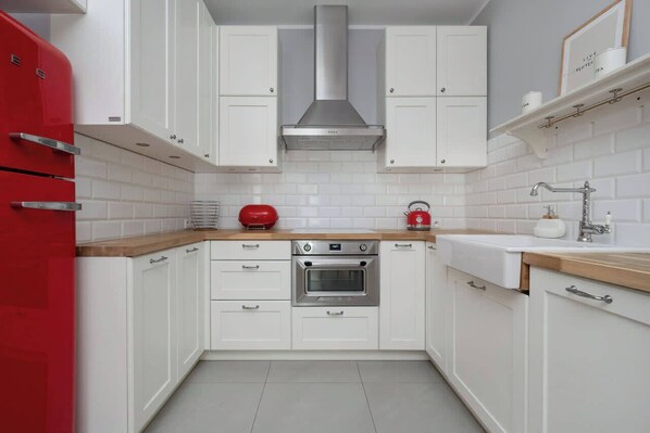 Frigorifero, microonde, forno, piano cottura