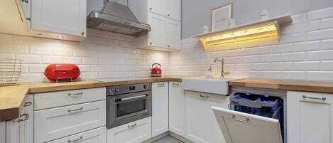 Frigorífico, microondas, horno y placa de cocina