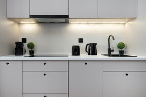 Réfrigérateur, micro-ondes, four, plaque de cuisson