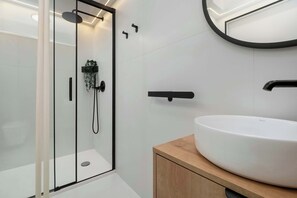 Shower, hair dryer, towels, shampoo