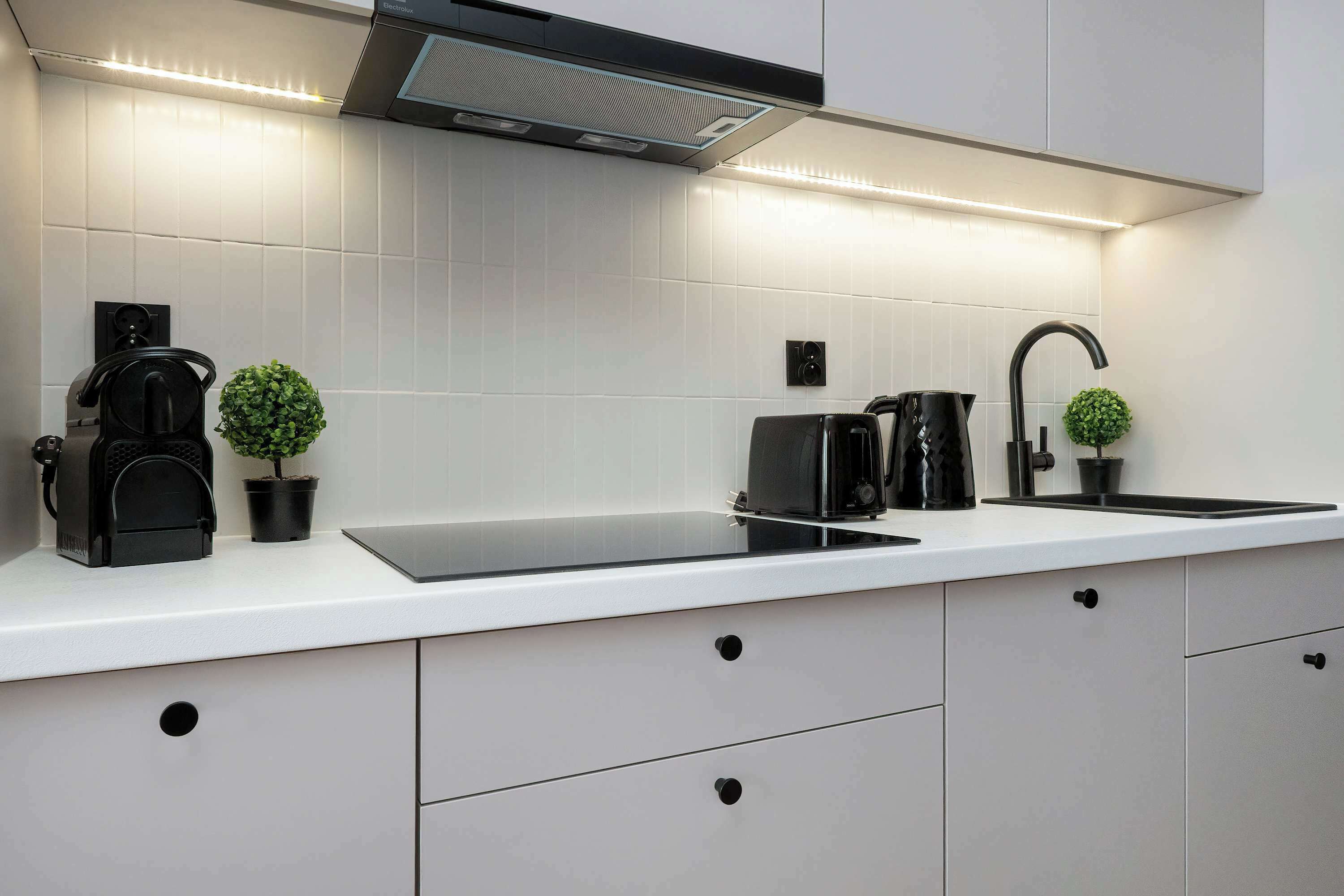 Geladeira, micro-ondas, fogão, cooktop