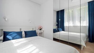 1 dormitori, planxa i posts de planxar, un bressol de viatge i wifi