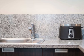 Refrigerador, horno, lavavajillas y cafetera y tetera 