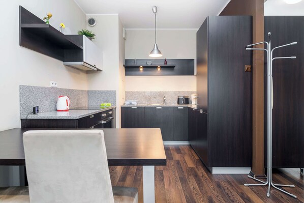 Fridge, oven, dishwasher, coffee/tea maker