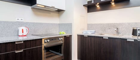 Fridge, oven, dishwasher, coffee/tea maker
