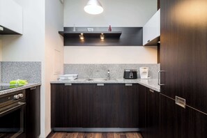 Fridge, oven, dishwasher, coffee/tea maker