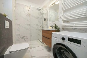 Shower, hair dryer, towels, shampoo