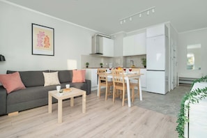 En moderne lejlighed med spiseområde, køkken og opholdsstue.