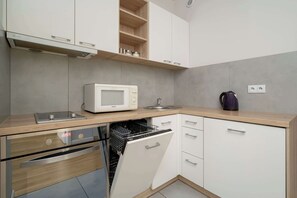 Fridge, microwave, oven, stovetop - Stylish Apartment in Wroclaw | Parking | Workspace (Wrocław)