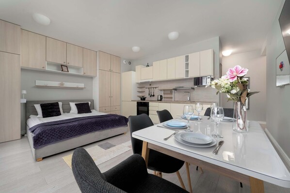 Desk, iron/ironing board, travel cot, WiFi