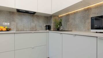 Refrigerador, microondas, horno, placa de cocina