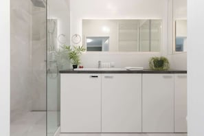 Shower, hair dryer, towels, shampoo - Modern Apartment | Air Conditioning | Parking | Close to Manufaktura (Łódź)