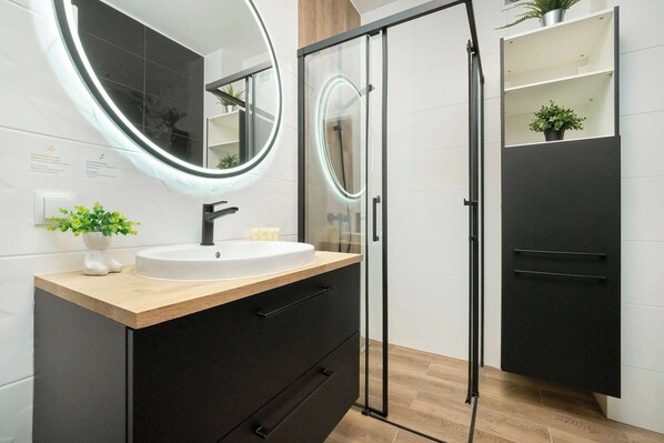 Shower, hair dryer, towels, shampoo
