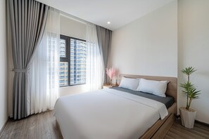 Skrivebord, skrivebord for bærbar PC og blendingsgardiner