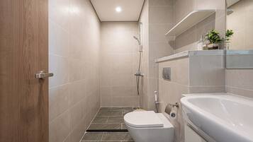 Family Apartment, 1 Bedroom, Balcony, Pool View | Bilik Mandi | Kelengkapan dandanan diri percuma, selipar, tuala disediakan, sabun