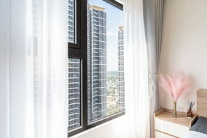 Bureau, espace de travail pour ordinateur portable, rideaux occultants