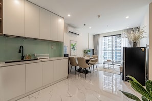 Microwave, oven, stovetop, cookware/dishes/utensils - LA Nest 1bed+ Long stay – big deal at Vincom View! (Ho Chi Minh City)