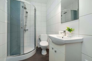 Dusche, Haartrockner, Handtücher, Shampoo
