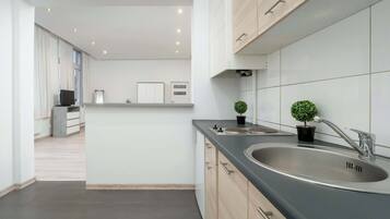 Fridge, microwave, stovetop, dishwasher