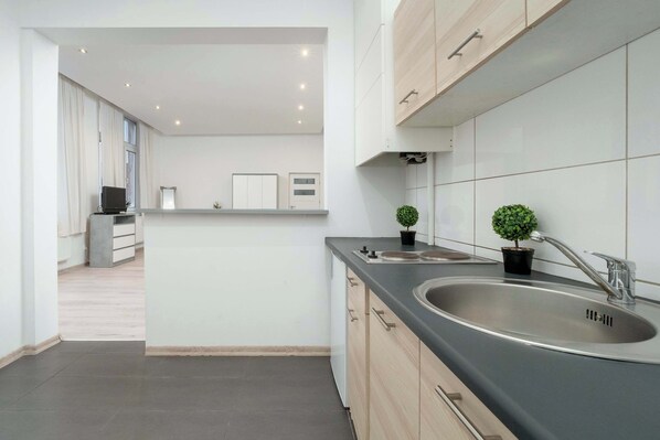 Fridge, microwave, stovetop, dishwasher - Nowomiejska 10 | Cozy Studio | Near Plac Wolności (Łódź)