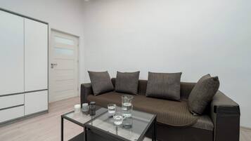 Una televisión, una oficina